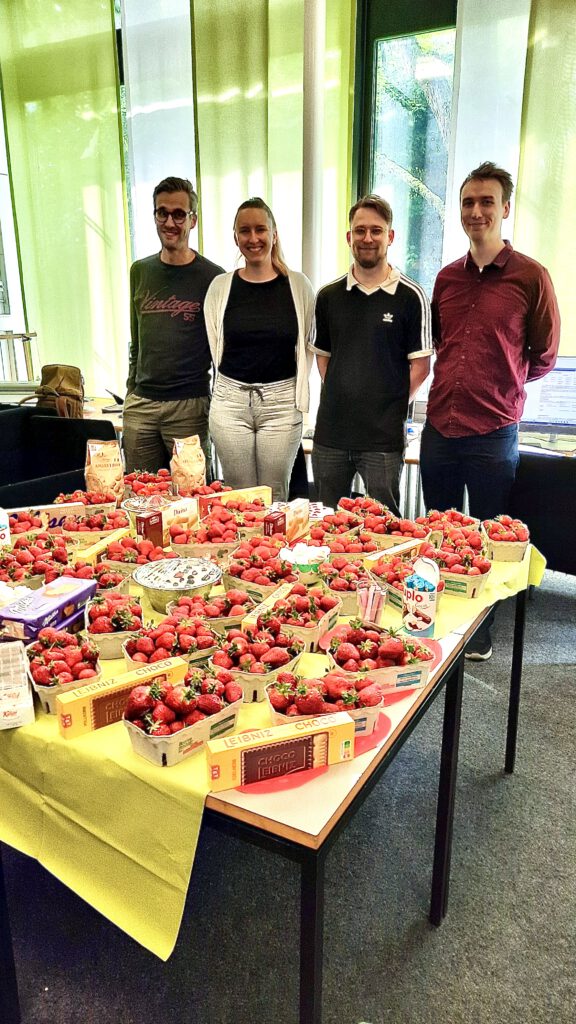 inmal mehr haben Frau Notter-Schroth und Frau Rieker Scholz im Auftrag der Freunde des SGH die Kolleg*innen mit Erdbeeren überrascht.